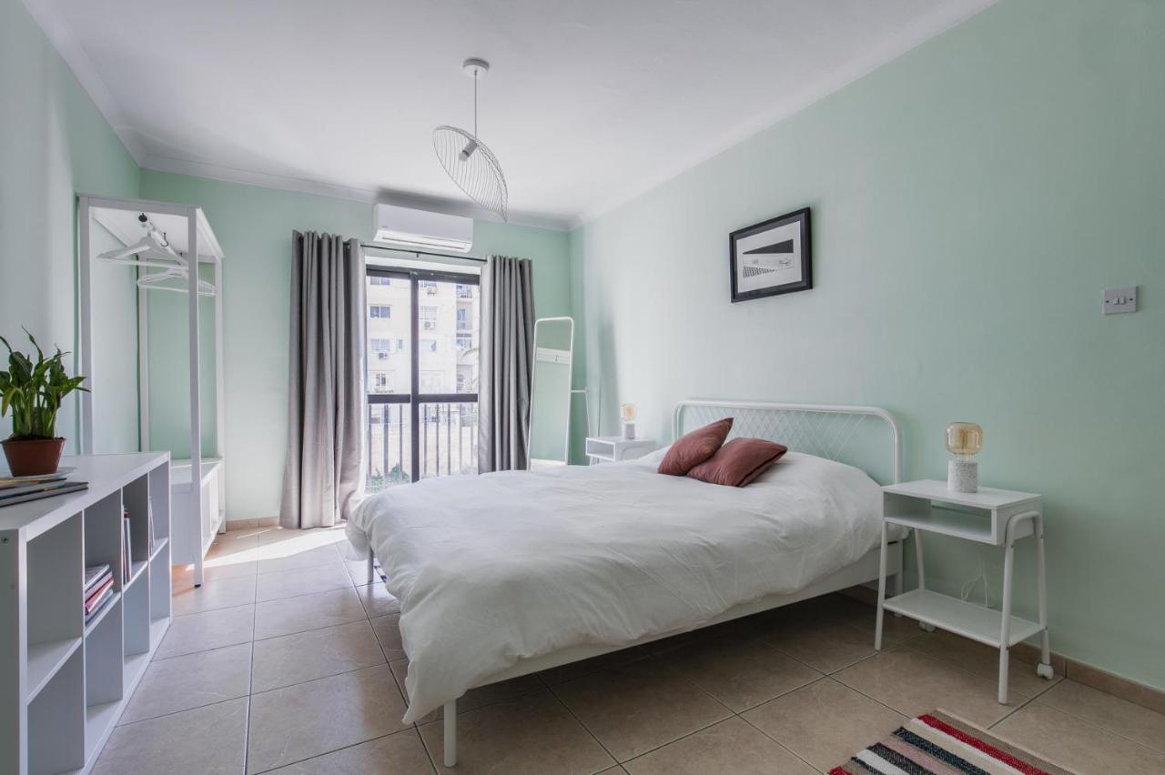 Stylish 3 Bedroom - St. Julians - 5 Mins From Balluta Bay Apartament *